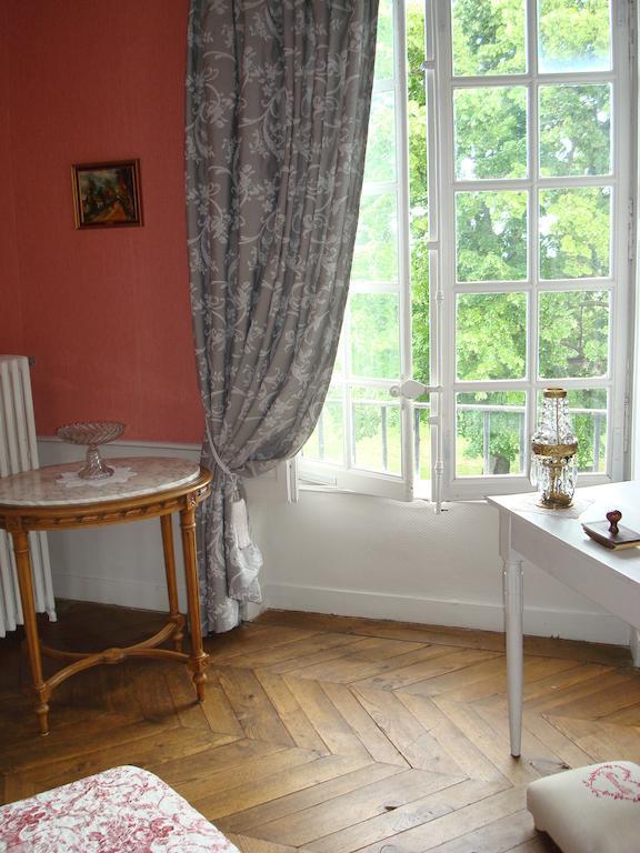 Chateau De Bourrassol Bed & Breakfast Menetrol Exterior photo