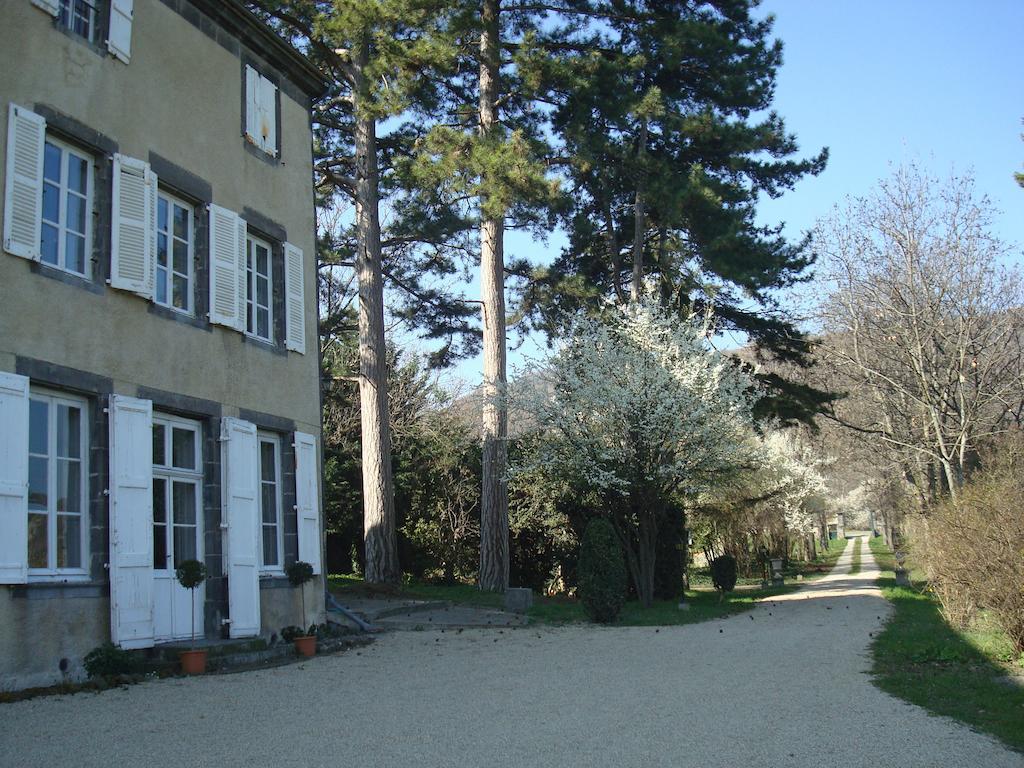Chateau De Bourrassol Bed & Breakfast Menetrol Exterior photo